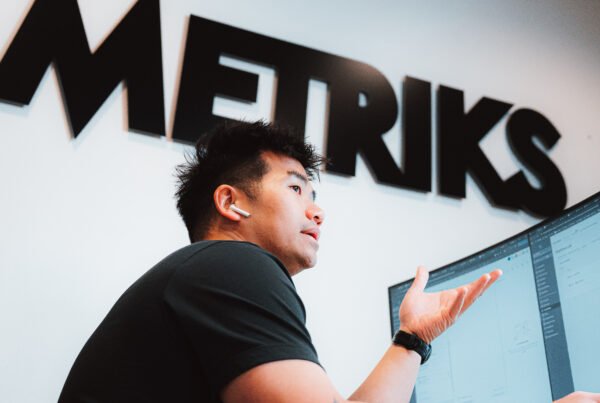 Homme qui parle au téléphone devant son bureau