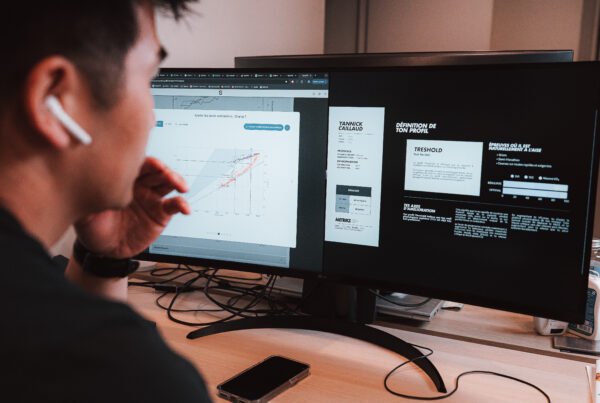 Homme au téléphone qui explique des resultats de tests