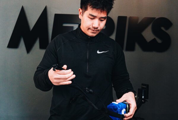 Homme qui règle un masque d'analyse vo2 max