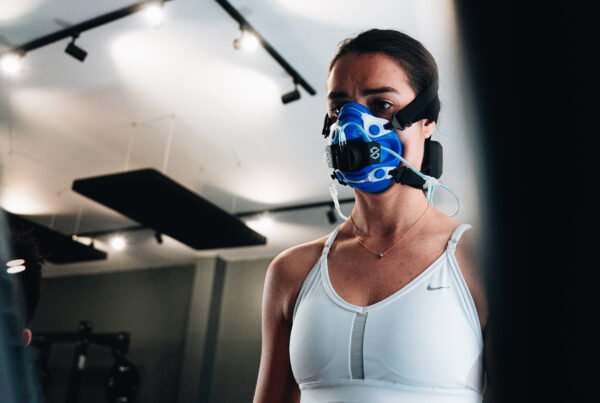 femme réalisant un test vo2 max sur tapis de course