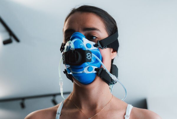 Femme portant un masque d'analyse respiratoire
