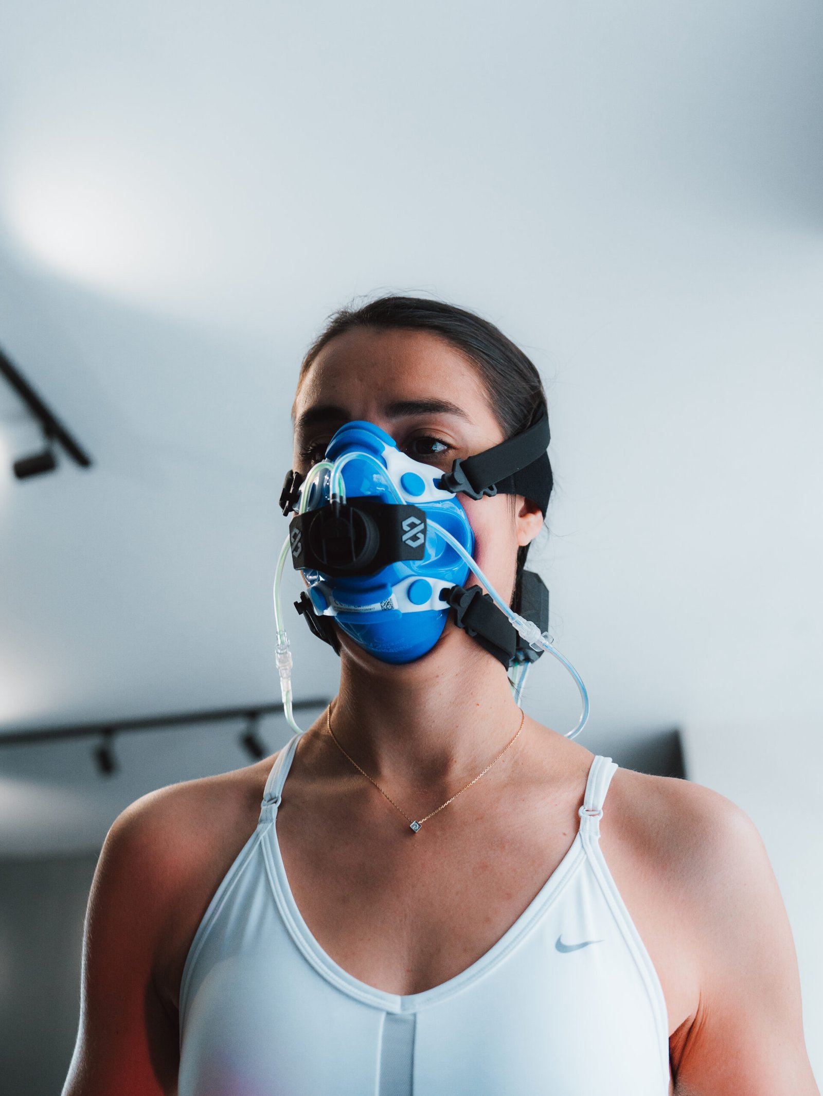 Femme portant un masque d'analyse respiratoire