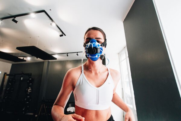 Femme qui court sur un tapis pendant un test de vo2 max