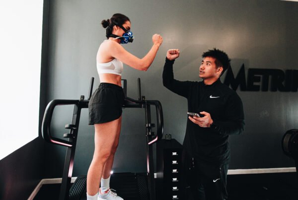 Entraineur qui félicite un femme qui vient de finir son test de vo2 max sur tapis